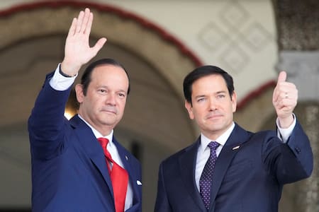 El secretario de Estado de EE.UU., Marco Rubio, junto al ministro de Relaciones Exteriores de Panamá, Javier Martínez-Acha. Foto: Reuters/Mark Schiefelbein.