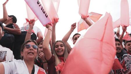 El banderazo de los hinchas en el Monumental. Foto: Twitter @RiverPlate.