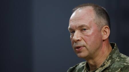 El coronel general Oleksandr Syrskyi, comandante de las fuerzas terrestres ucranianas, asiste a una entrevista con Reuters