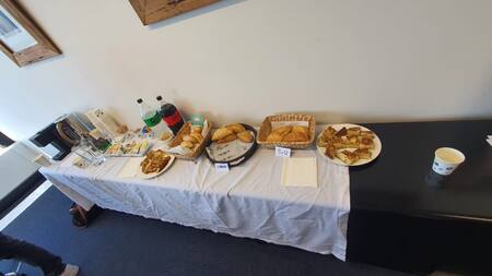 Empanadas en la mesa de votación del consulado argentino en Australia. Foto: X @ARGprovincia25