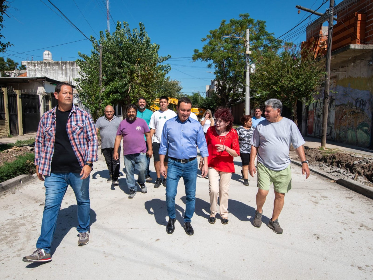 Andrés Watson supervisó los avances en las labores de pavimentación en San Eduardo