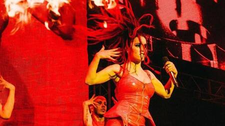 Lali besó a un fan en su show. Foto: Instagram/lalioficial