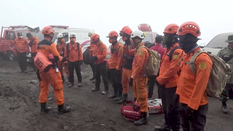 Rescate en el volcán Marapi. Foto: Reuters.