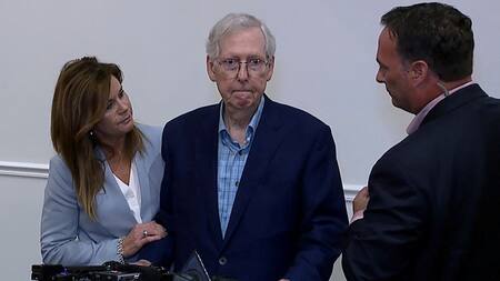 Parálisis del senador estadounidense Mitch McConnell ante una pregunta. Foto: REUTERS.