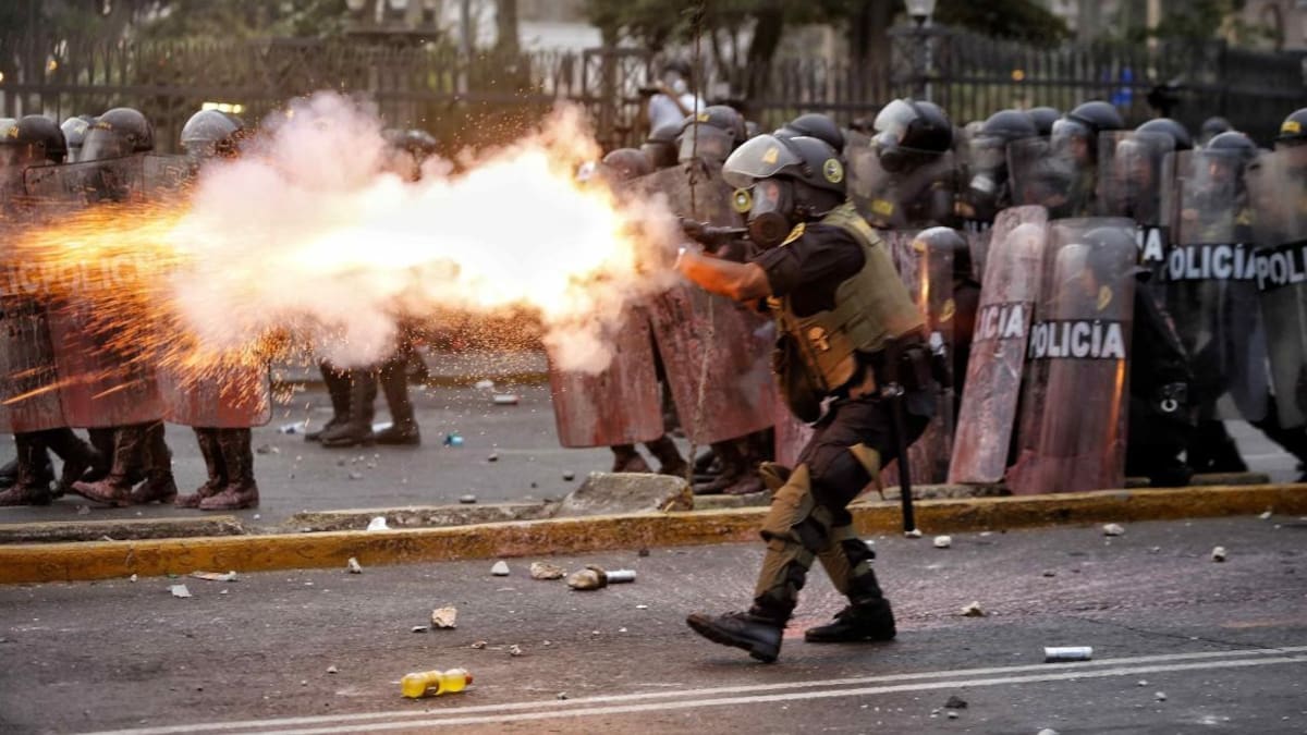 Enfrentamientos en Perú en una nueva jornada de tensiones en Lima. EFE