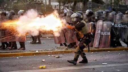 Enfrentamientos en Perú en una nueva jornada de tensiones en Lima. EFE