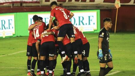 Festejo de Independiente ante Huracán, fútbol argentino, NA