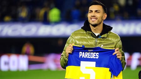Leandro Paredes y la camiseta de Boca con su nombre. Foto: NA.