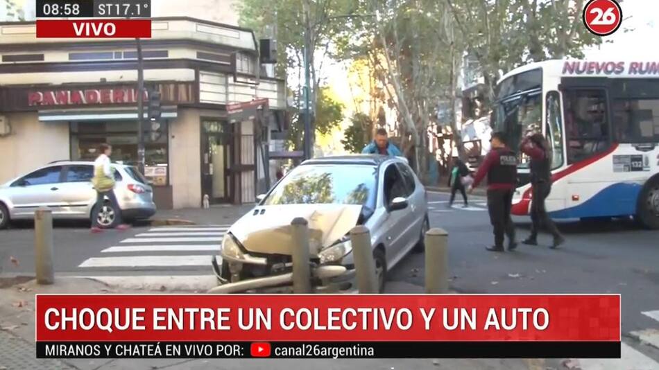 Domingo accidentado: violento choque entre auto y colectivo en barrio de Flores