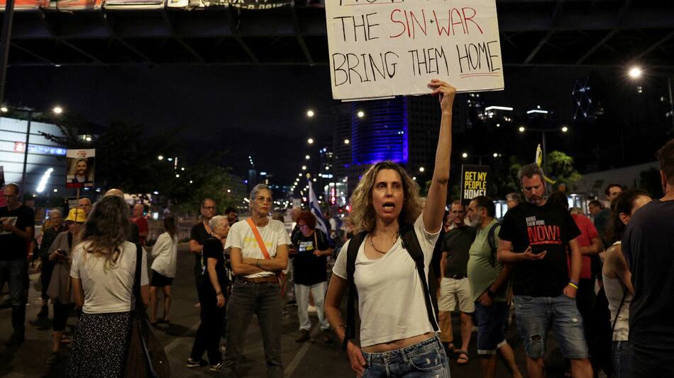 "Ahora terminen la Sin-War (guerra) trayéndolos (a los rehenes) a casa"; festejos en Israel por la muerte de Sinwar. Foto: Reuters