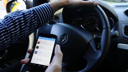 Uso del celular en el auto, maneja usando el celular