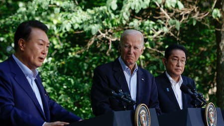 Yoon Suk-yeol, Joe Biden y Fumio Kishida en Camp David. Foto: Reuters.