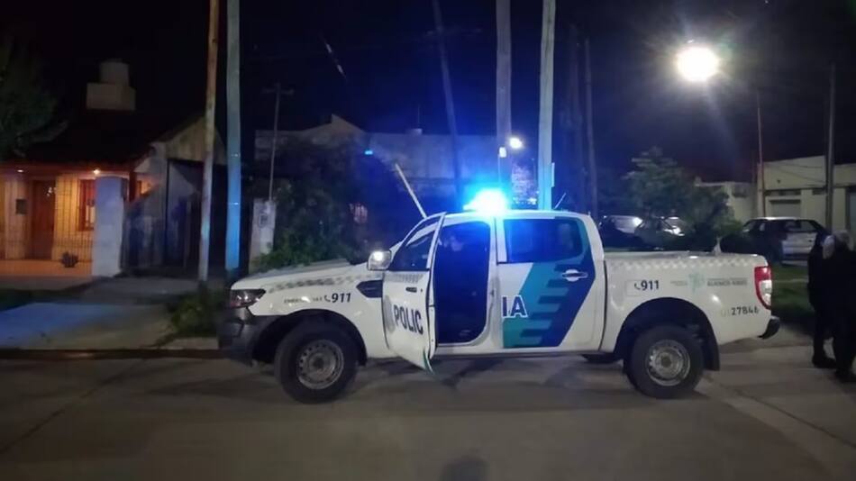 Efectivos de la policía bonaerense se acercaron al lugar.