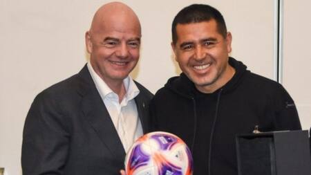 Gianni Infantino y Juan Román Riquelme.