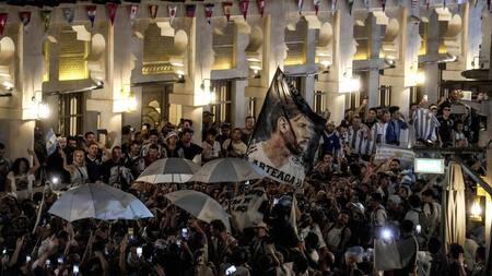 Banderazo argentino en Qatar. Foto: Telam.
