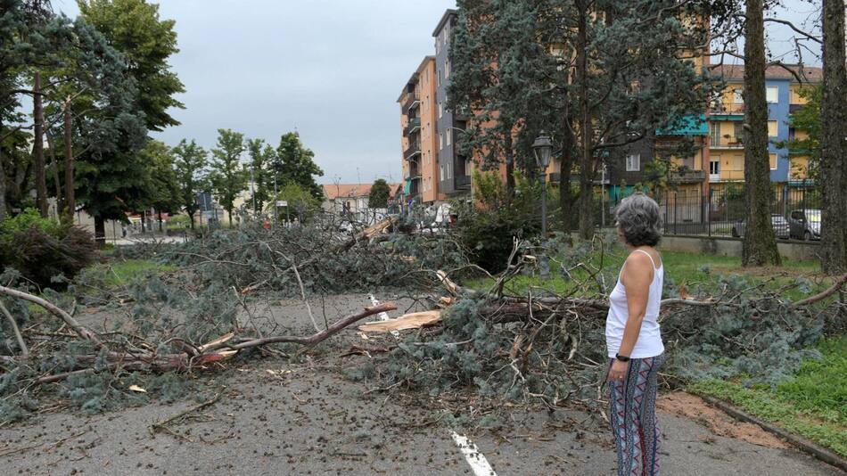 Mujer observa los daños causados por el tornado la zona este de Milán. Foto: EFE.