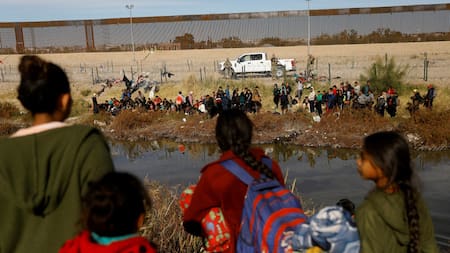 Migrantes intentando entrar desde México a Estados Unidos. Foto: Reuters.