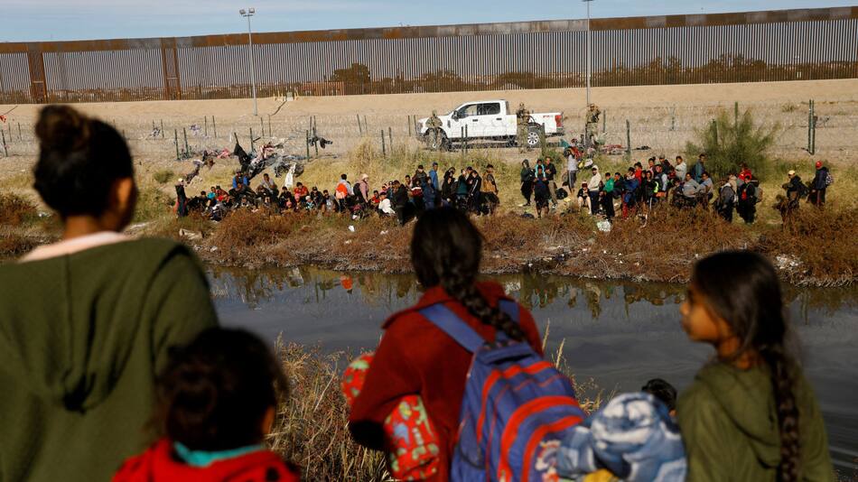Migrantes intentando entrar desde México a Estados Unidos. Foto: Reuters.