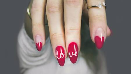 Uñas rojas para atraer el amor en Año Nuevo. Foto: Unsplash.