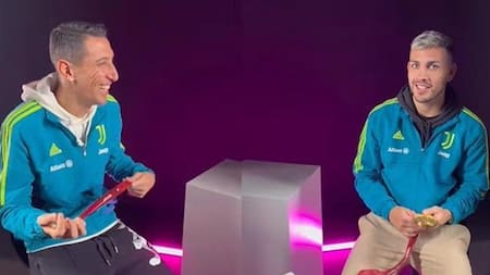 Ángel Di María y Leandro Paredes con las medallas del Mundial. Foto: Captura de video.