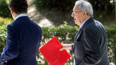 Raúl Morodo sale de la Audiencia Nacional tras declarar ante el juez Pedraz.