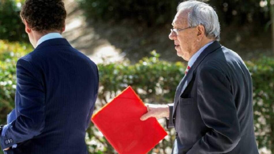 Raúl Morodo sale de la Audiencia Nacional tras declarar ante el juez Pedraz.