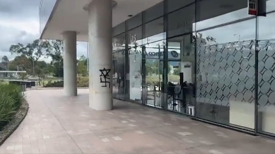 Pintadas nazis en embajada de Israel en Colombia. Foto: captura de video.