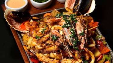 Platos de mar, sushi y herencia inca: el restaurante de CABA que fusiona dos gastronomías destacadas y ofrece una experiencia inmersiva