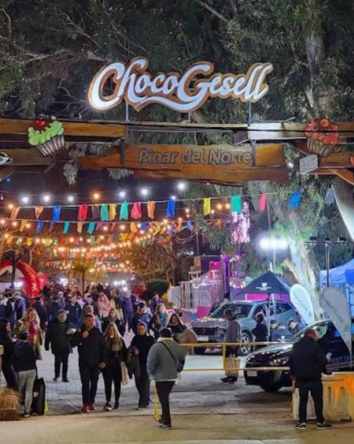 Visitantes recorren los puestos de chocolate y gastronomía durante la Fiesta Nacional del Chocolate de Villa Gesell