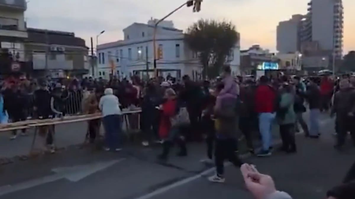 Video | Descontrol y caos en Avellaneda: derribaron vallas para llevarse una porción del sándwich de matambre a la pizza más largo del mundo