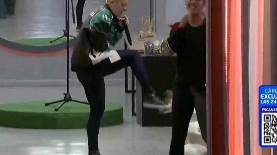 El momento en que Furia le pega una patada a Arturo. Foto: captura de video