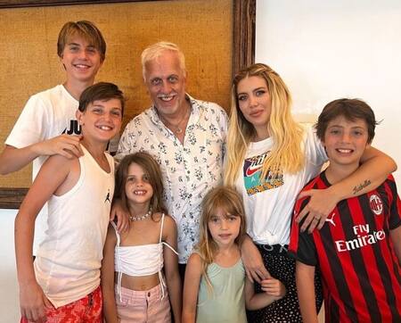 Andrés Nara junto a su hija Wanda y sus nietos. Foto: Instagram @andres_r_nara.