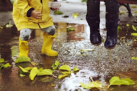Botas y pilotos para protegerse de la lluvia. Foto: Unsplash.