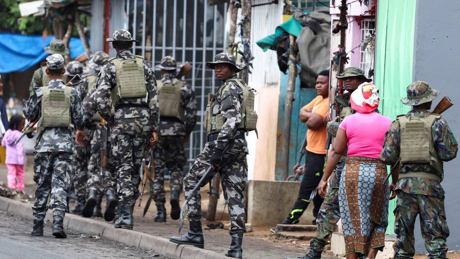 Un miembro del ejército de Mozambique observa mientras patrullan las calles de la capital un día después de un "paro nacional" contra el resultado de las elecciones, en Maputo, Mozambique, el 8 de noviembre de 2024. Foto: archivo, REUTERS/Siphiwe Sibeko