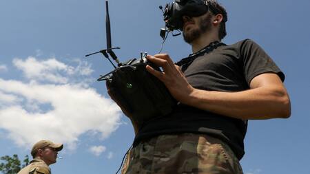 Un militar ucraniano de la 35.ª Brigada Separada de Infantería de Marina opera un dron FPV en un campo de entrenamiento. Foto: Reuters.