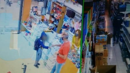 Comerciante le regaló útiles a un niño que fue a pedir a su librería