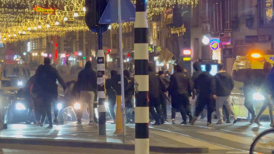 Incidentes contra hinchas del Maccabi Tel Aviv en Amsterdam. Foto: REUTERS.