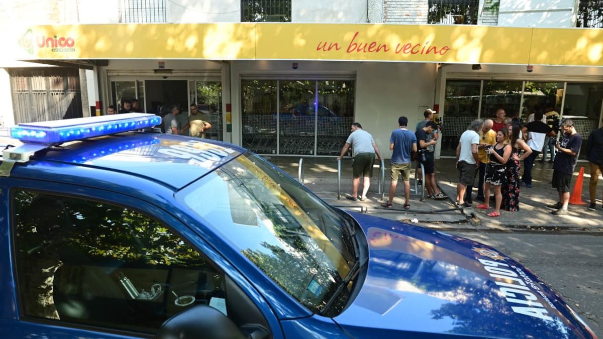 Ataque sobre el supermercado de la familia Antonela Roccuzzo en Rosario. Foto: Telam.