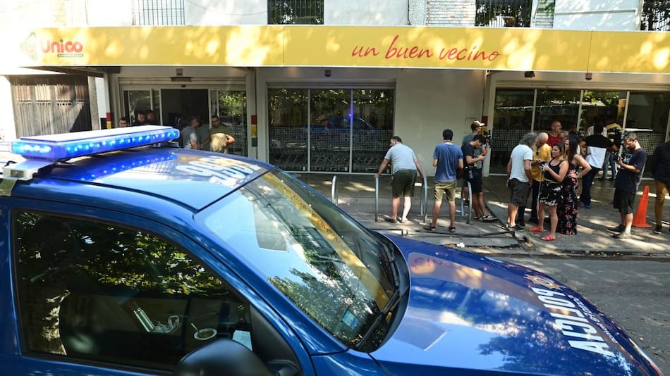 Ataque sobre el supermercado de la familia Antonela Roccuzzo en Rosario. Foto: Telam.