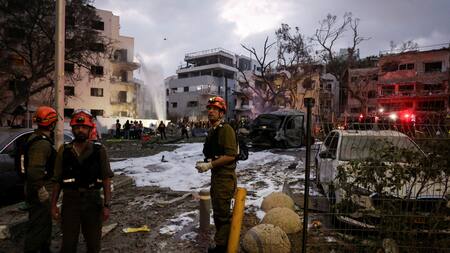 Consecuencias de un ataque con misiles de Irán en Israel. Foto: Reuters/Ronen Zvulun.
