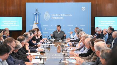 Sergio Massa durante la reunión con dirigentes sindicales para presentar las modificaciones al impuesto a las ganancias. Foto NA