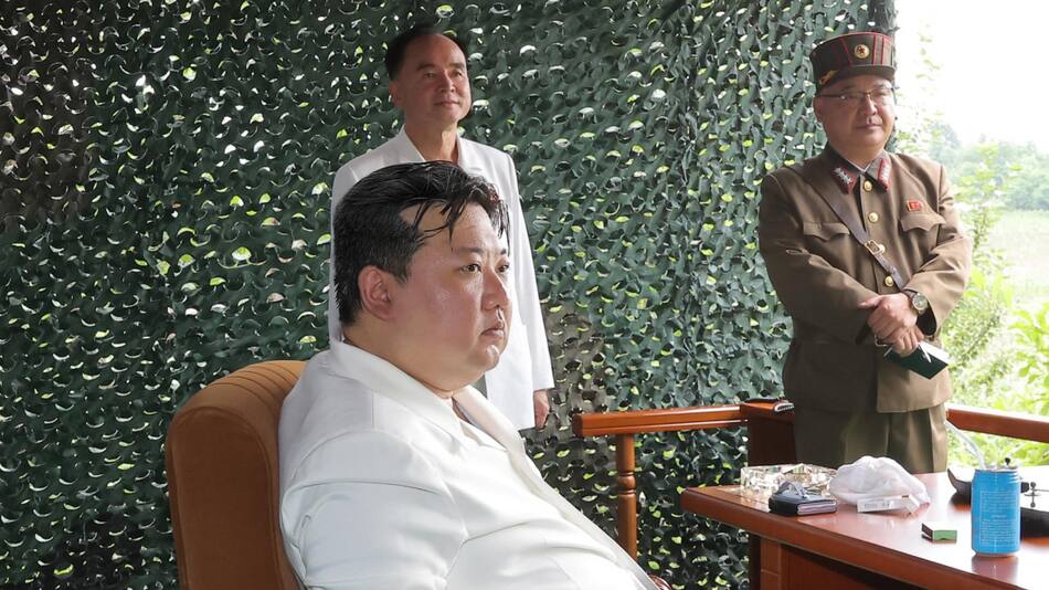 Kim Jong-un generó polémica tras ser fotografiado junto a un teléfono plegable. Foto: EFE.