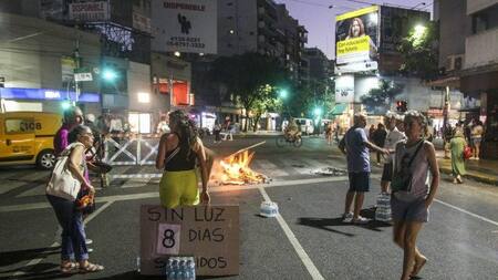 Protestas de los vecinos por falta de luz. Foto: NA.