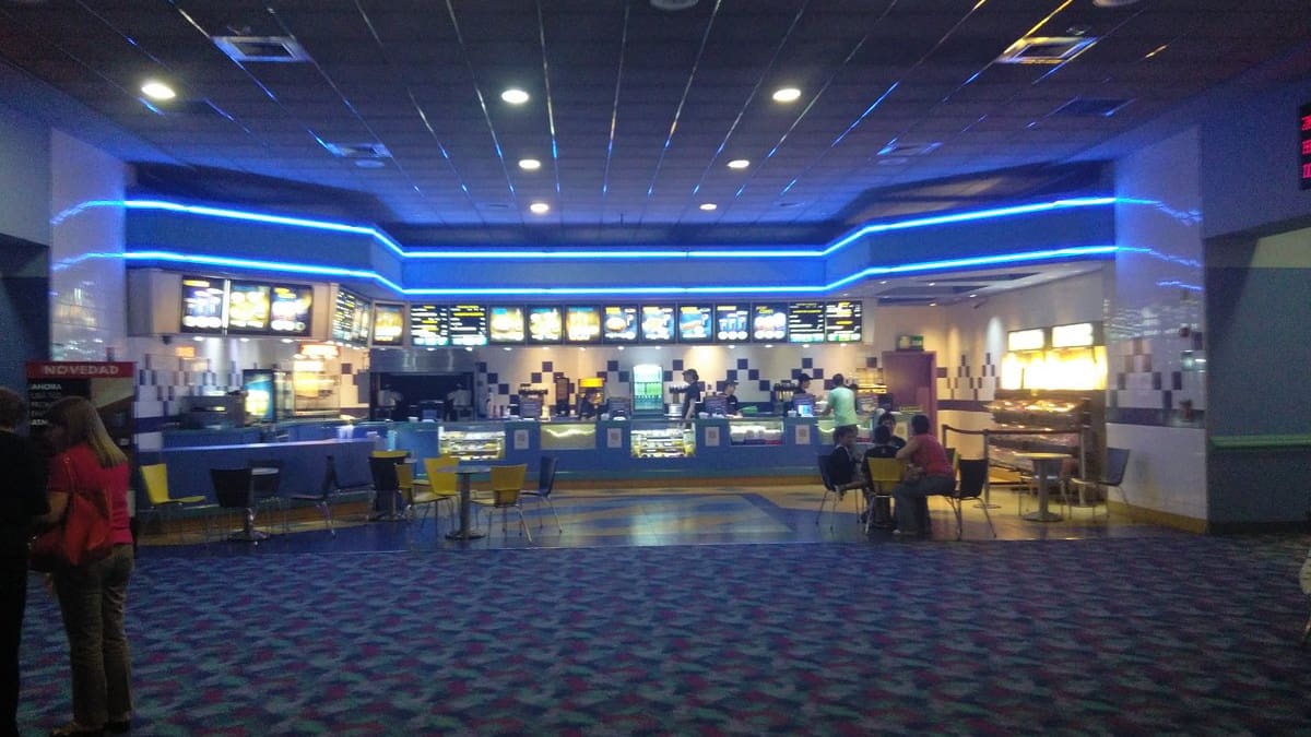 Una famosa cadena de cine podría dejar el país