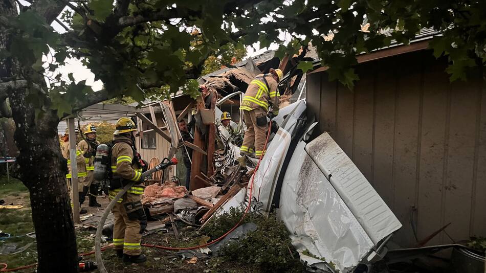 Los bomberos trabajando en la casa donde cayó la avioneta. Foto: Tualatin Valley Fire and Rescue