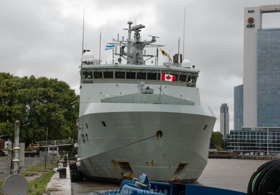 El buque canadiense hizo escala en Argentina. Foto: Zona Militar