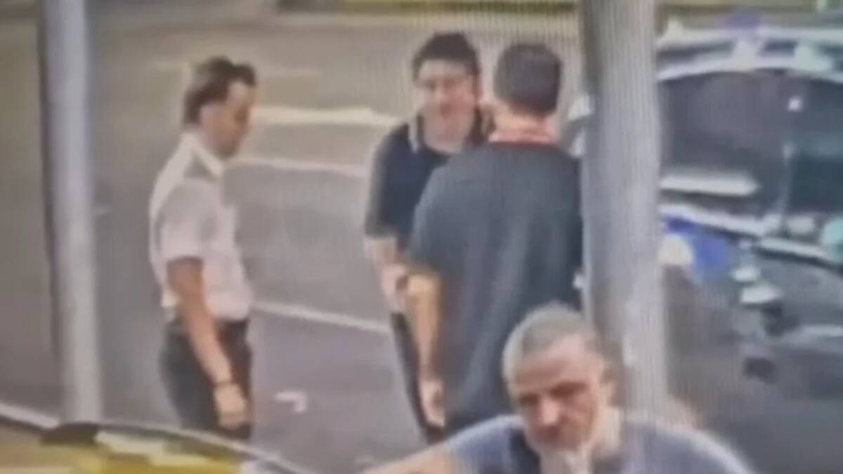 Javier Faroni descarta su celular en Aeroparque.