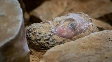La escultura con la cara de Jesús hallada debajo de la catedral de Notre Dame. Foto: Denis Gliksman, Inrap.