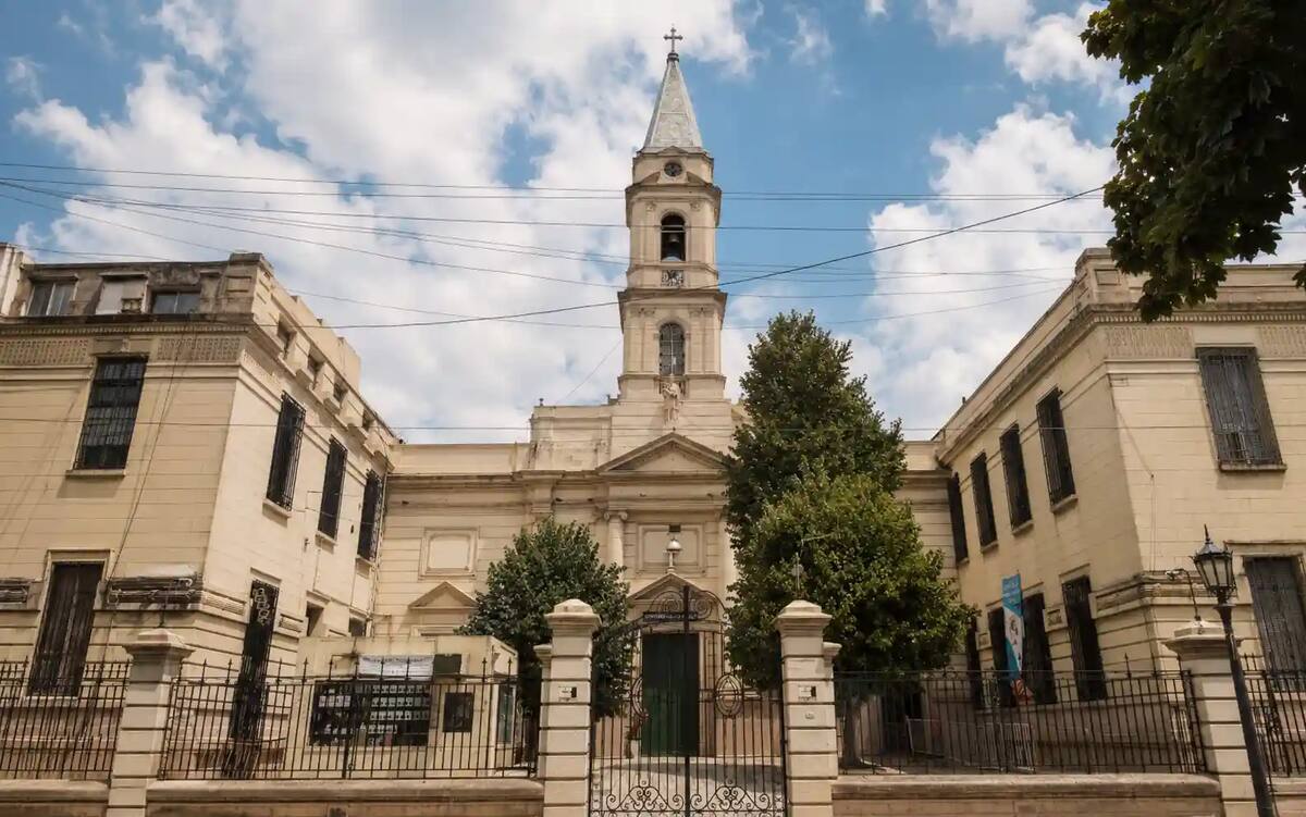Desde su pequeña capilla hasta el santuario donde miles de fieles piden pan y trabajo