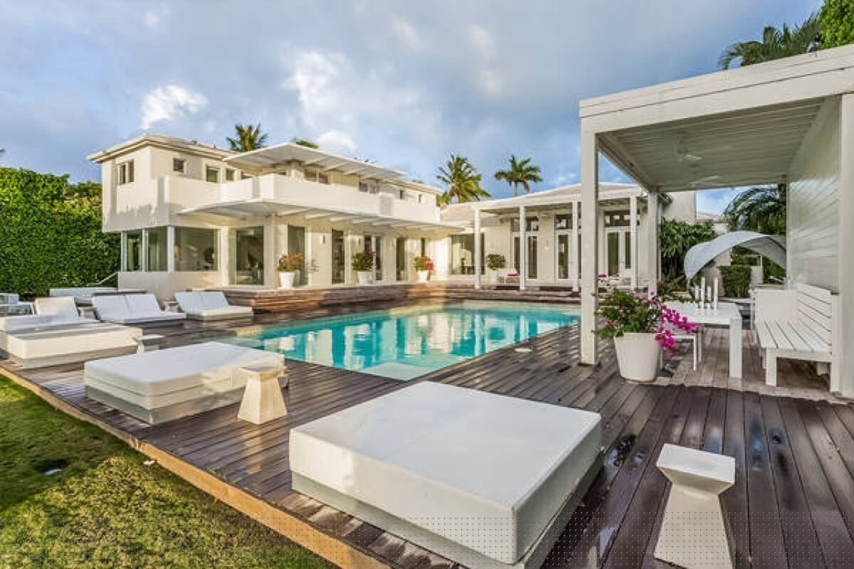 La casa de Shakira tiene una pileta en el centro. Fuente: X